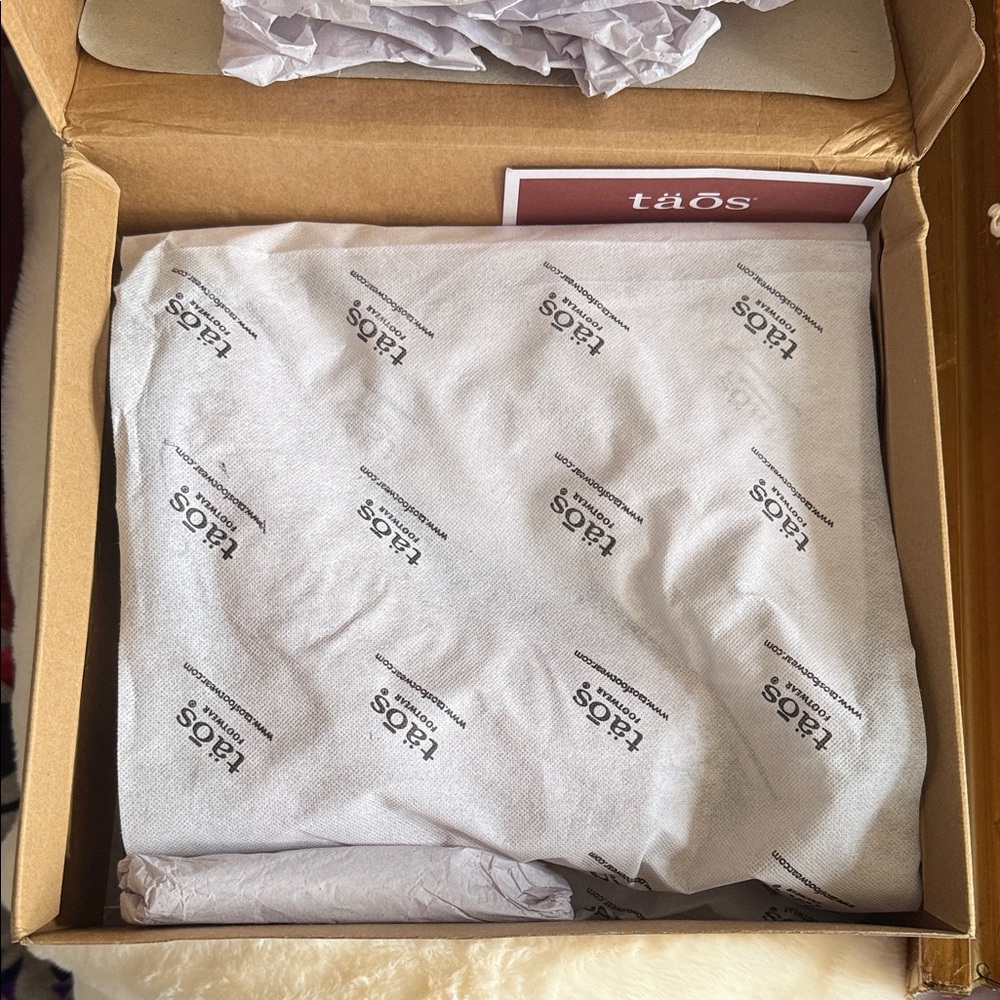 Taos Crave Footwear in Box - Picture 2 of 9